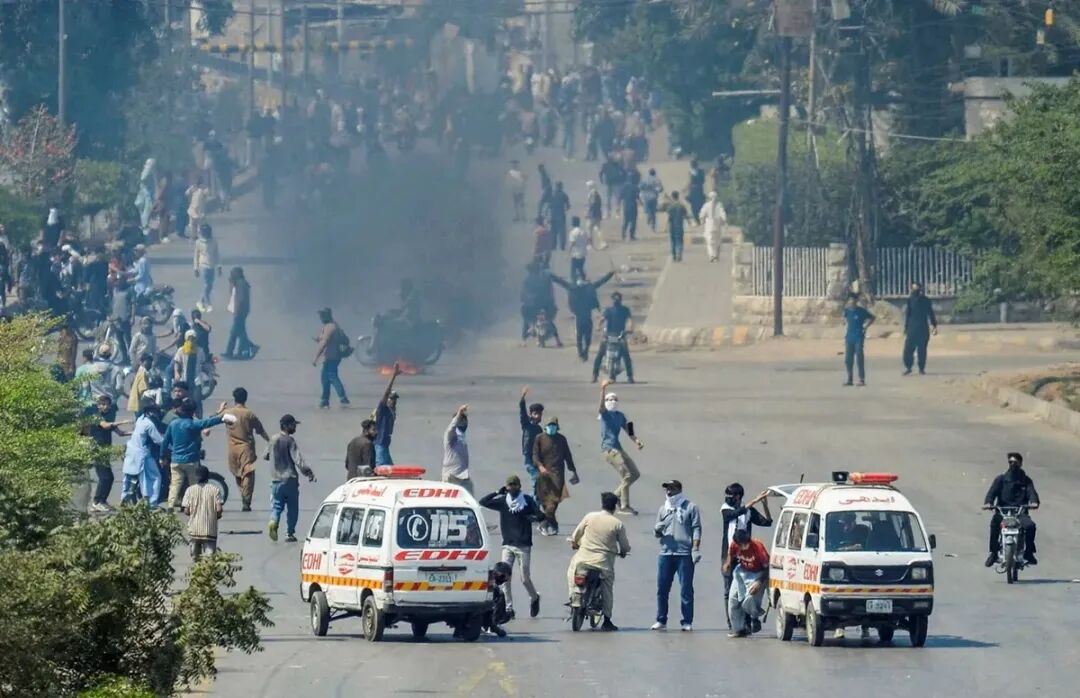 连锁反应!美以炸死伊朗最高领袖,巴基斯坦爆发全国反美抗议,35人遇难