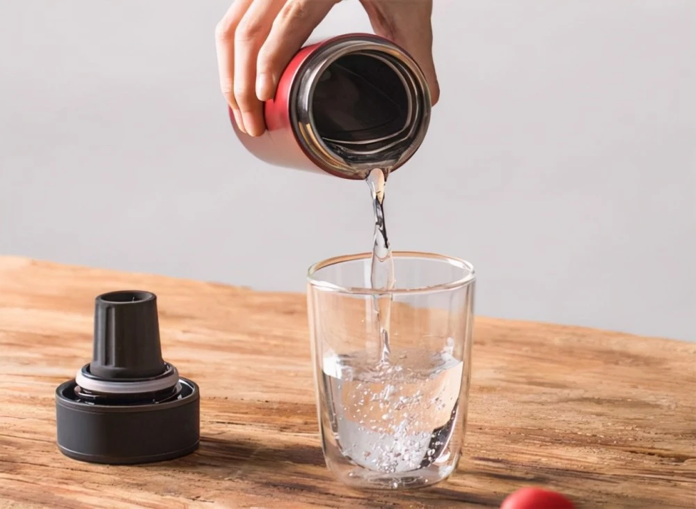 别再乱选杯子!喝热水用错杯,可能越喝越伤