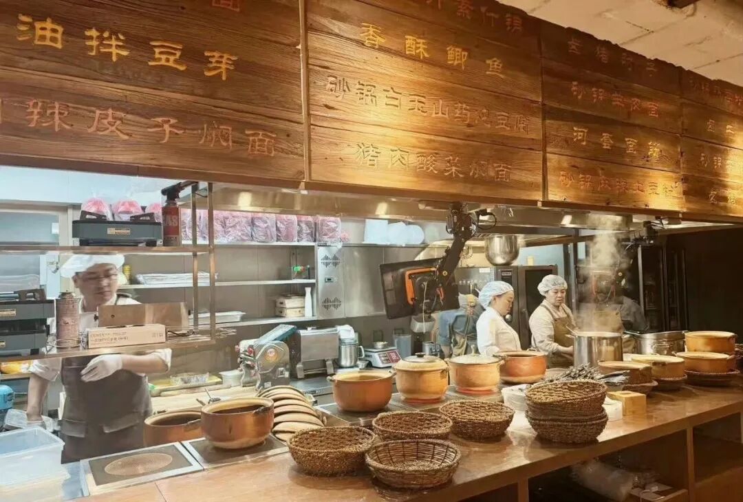 西贝创始人再创业，天边砂锅焖面开业，背后是自救之路