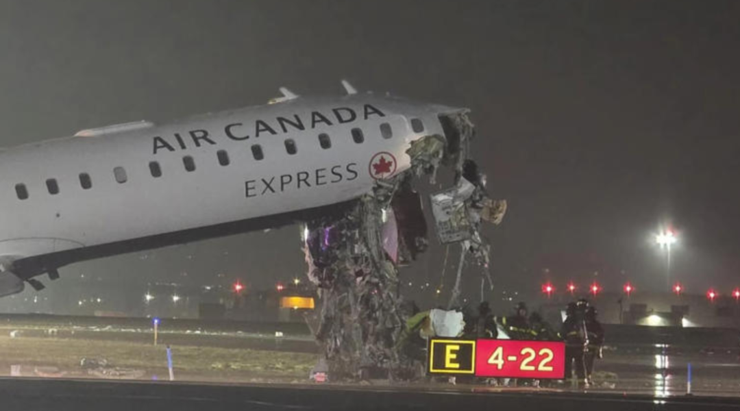 航空安全无小事!客机降落时撞上地面车辆,机场紧急关闭