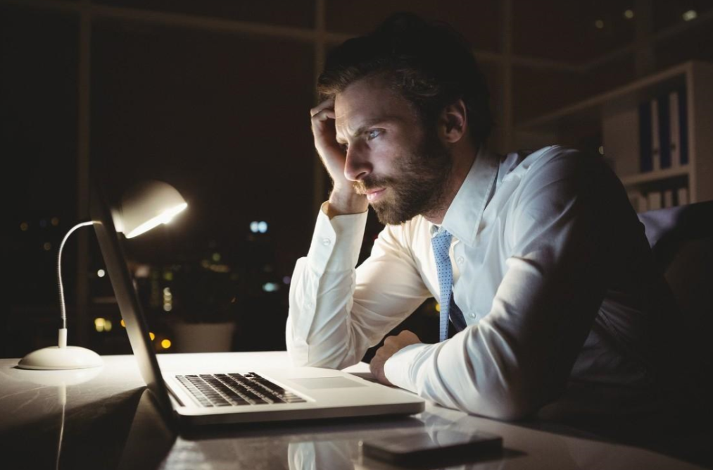 熬夜别硬扛！这些身体信号不重视，可能危及生命