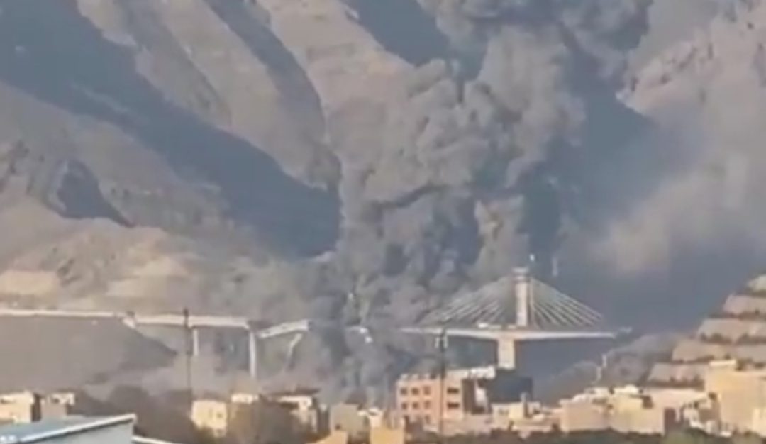 美以空袭伊朗“地标”大桥，特朗普放狠话，伊朗强硬回怼