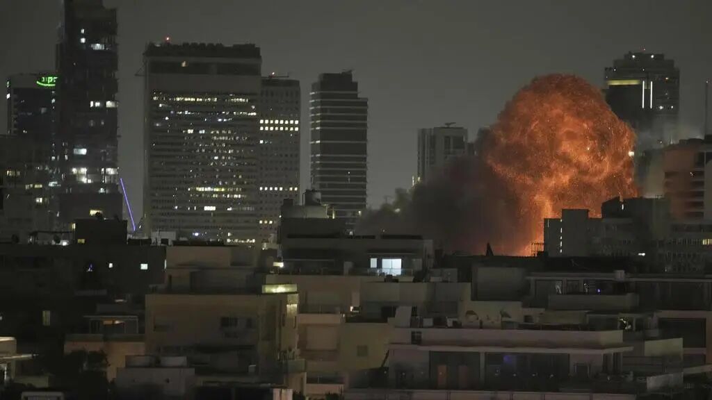 突发!伊朗导弹突袭以色列,海法居民楼遭重创