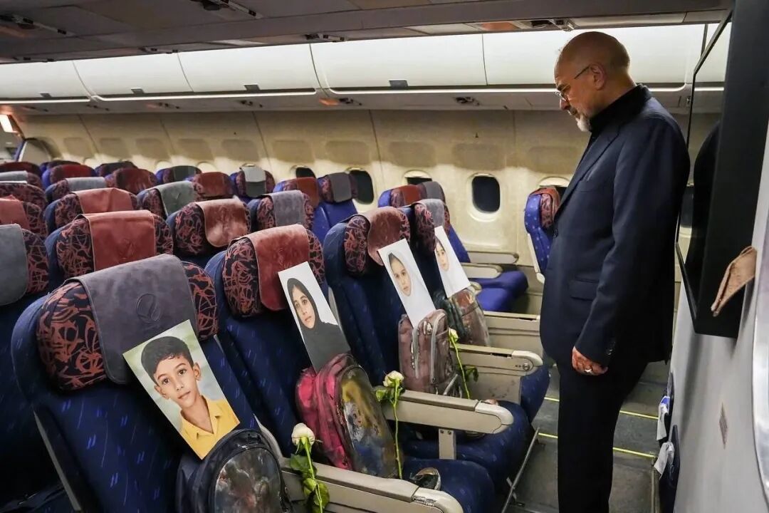 谈判桌前的无声控诉 ! 伊朗代表团带着遇难儿童的照片飞往伊斯兰堡