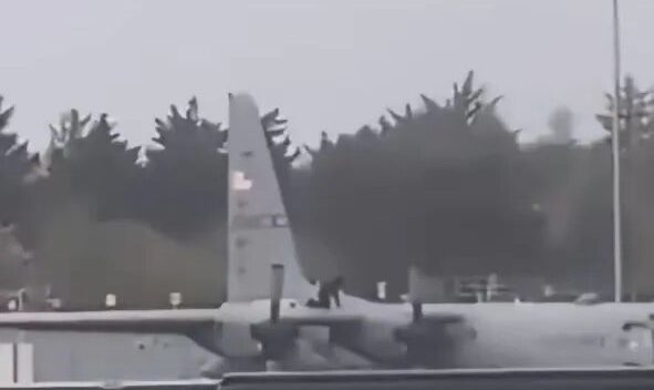 爱尔兰机场惊魂：男子持斧砸美军机，安保漏洞引关注