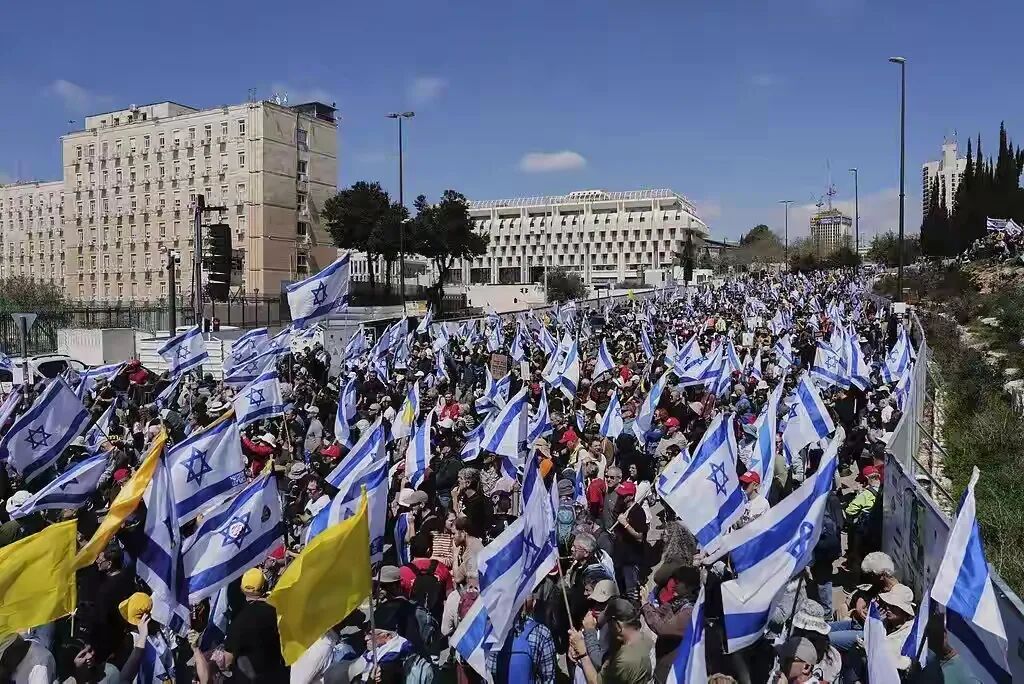 战争何时休?以色列多地数千民众连续六周走上街头,高呼“没有和平就没有安全”