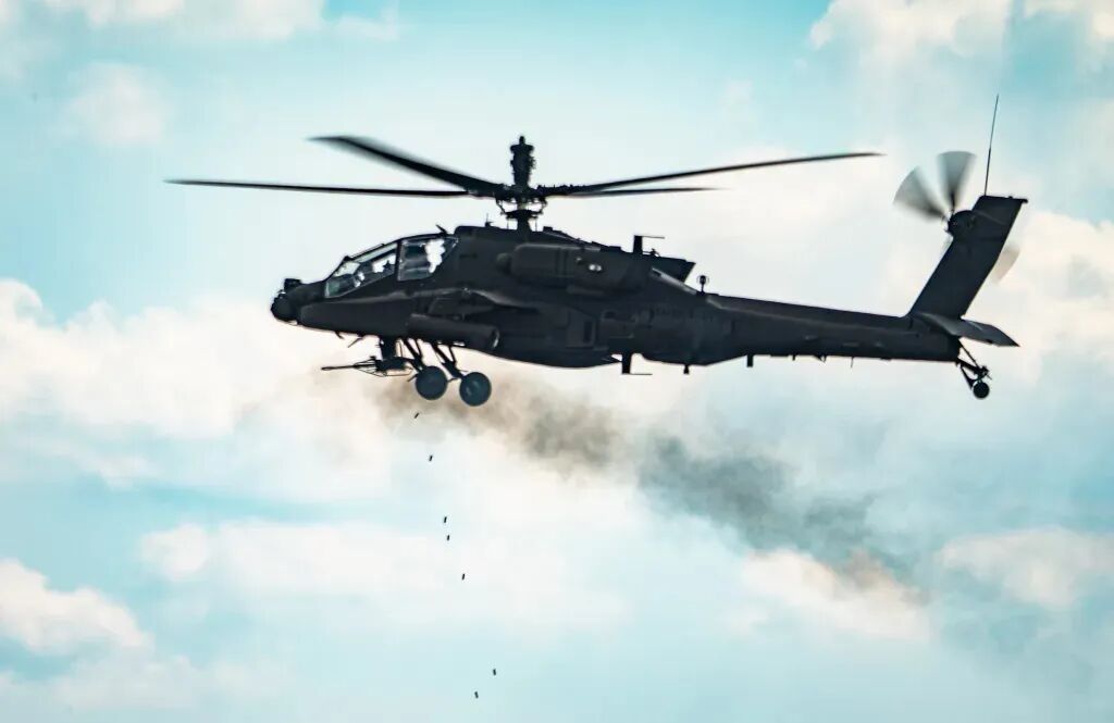 日本陆自“换羽”,当“阿帕奇”遇上无人机