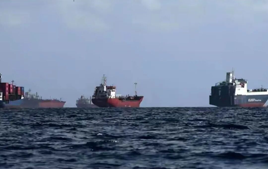 霍尔木兹海峡惊魂36小时！35艘货轮紧急掉头，全球航运再陷迷局