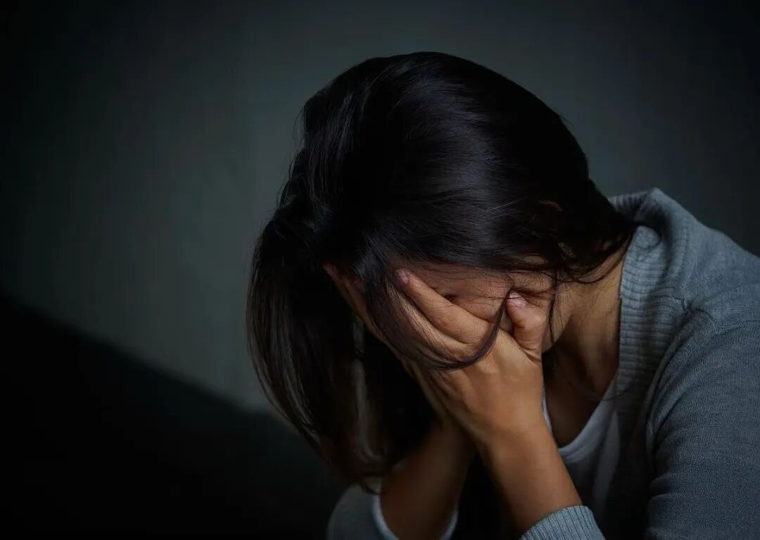 从“贴心小棉袄”到“企业掘墓人”，19岁女孩挪用千万家产背后的情感缺失与直播围猎