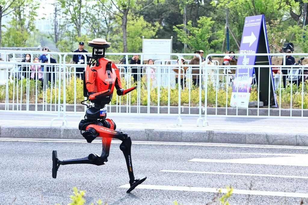 50分26秒！荣耀机器人跑崩半马世界纪录，A股这些公司赚翻了