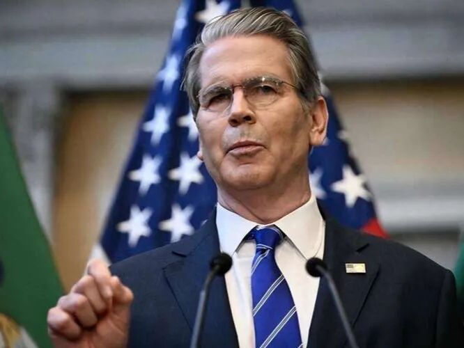 特朗普打出“王炸”组合拳！海军封海+金融轰炸，伊朗能否扛住？