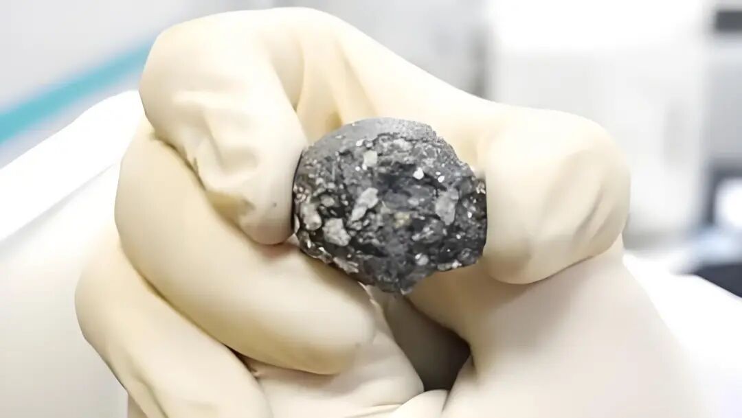 从月壤微尘到科学突破，两种新矿物揭示月球成因