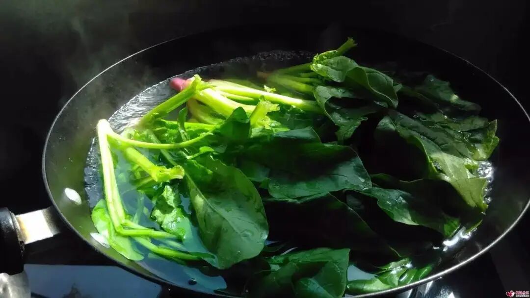 同样是焯水，为什么肉要冷水、菜要热水？看完终于明白了