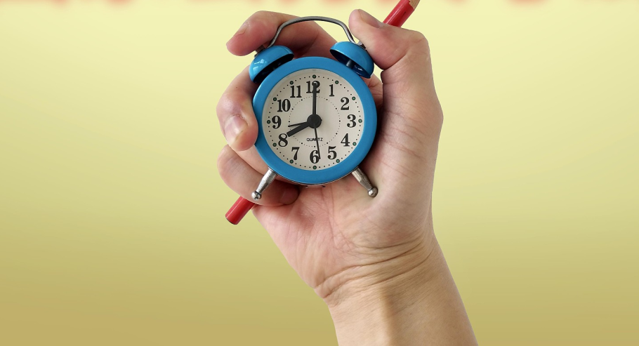 迟到两分钟痛失“铁饭碗”？法院：这种“机械执法”行不通！