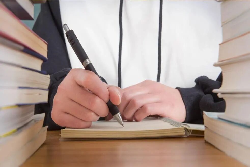 警惕！一边劝你“躺平”，一边偷偷卷的人，到底在怕什么？